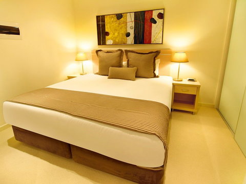 iStay Precinct - Lightning Ridge Tourism 1