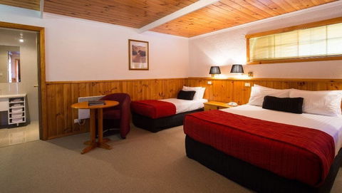 Tall Timbers - Lightning Ridge Tourism 1