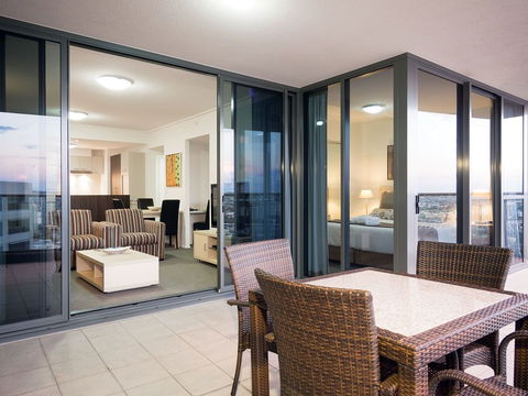 Oaks Aurora - Lightning Ridge Tourism 2