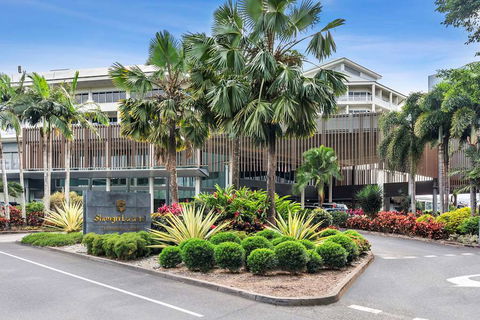 Shangri-La Hotel, The Marina - Lightning Ridge Tourism 1