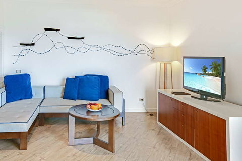 Shangri-La Hotel, The Marina - Lightning Ridge Tourism 4