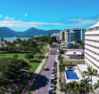 Holiday Inn Cairns Harbourside - Lightning Ridge Tourism