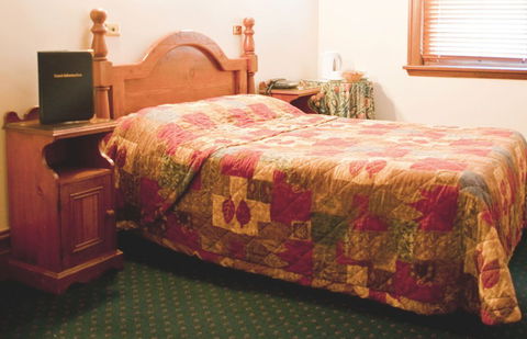 O'Malleys Hotel - Lightning Ridge Tourism 1