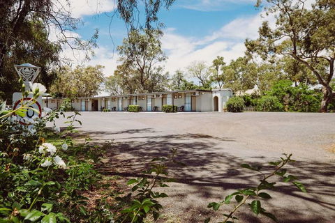 Artesian Spa Motor Inn - Lightning Ridge Tourism 1