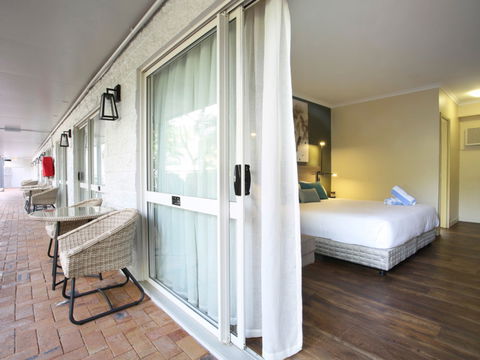 Mantra Club Croc - Lightning Ridge Tourism 2
