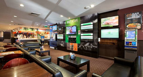 Nightcap at Ashley Hotel - Lightning Ridge Tourism 4