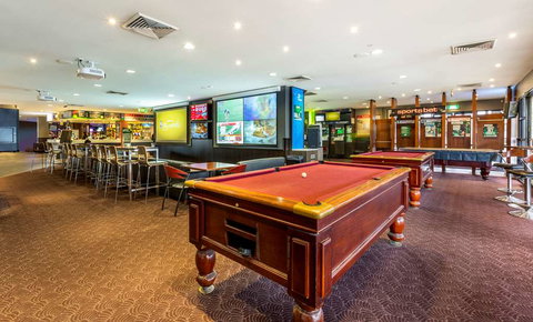 Nightcap at Ashley Hotel - Lightning Ridge Tourism 7