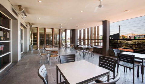 Nightcap at Ashley Hotel - Lightning Ridge Tourism 8