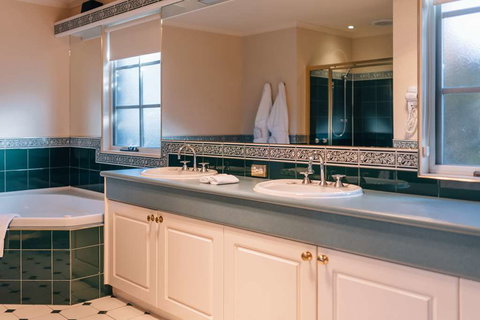 Country Club Villas - Lightning Ridge Tourism 2