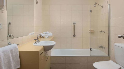 Country Club Villas - Lightning Ridge Tourism 3