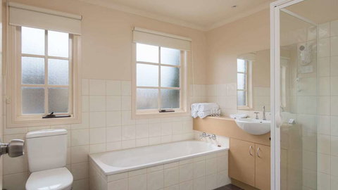 Country Club Villas - Lightning Ridge Tourism 4