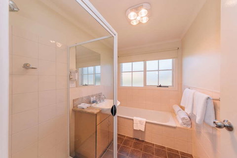 Country Club Villas - Lightning Ridge Tourism 5