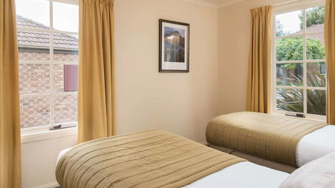 Country Club Villas - Lightning Ridge Tourism 10