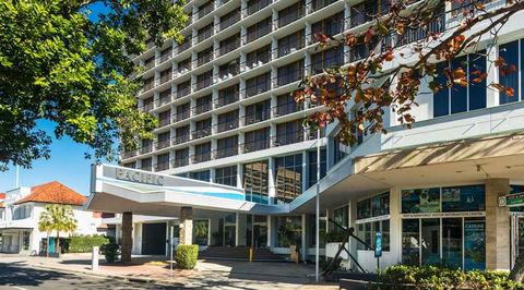 Pacific Hotel Cairns - Lightning Ridge Tourism 1