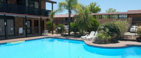 Maclin Lodge - Lightning Ridge Tourism 1