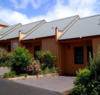 Meredith House and Mews - Lightning Ridge Tourism
