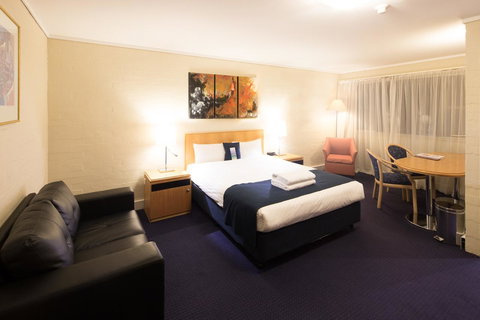 Ibis Styles Canberra - Lightning Ridge Tourism 3