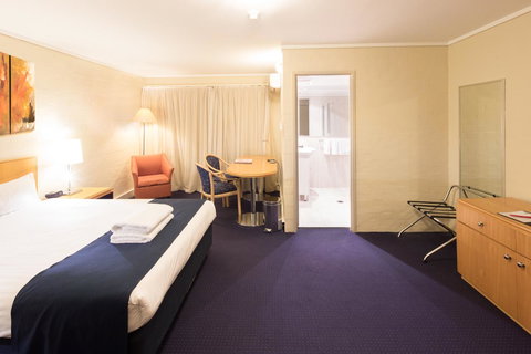 Ibis Styles Canberra - Lightning Ridge Tourism 1