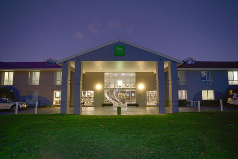 Ibis Styles Canberra - Lightning Ridge Tourism 5