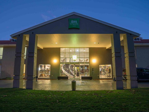 Ibis Styles Canberra - Lightning Ridge Tourism 0