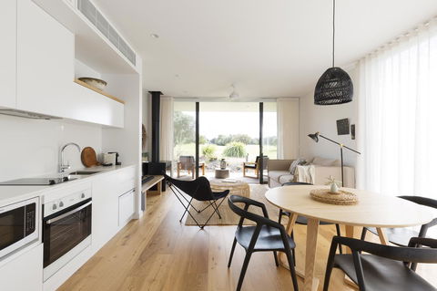 Bangalay Luxury Villas - Lightning Ridge Tourism 1