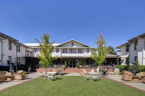 Hotel Kurrajong Canberra - Lightning Ridge Tourism 0