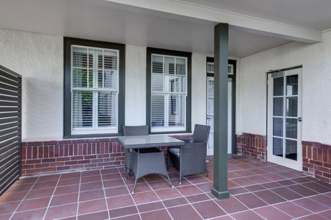 Hotel Kurrajong Canberra - Lightning Ridge Tourism 8