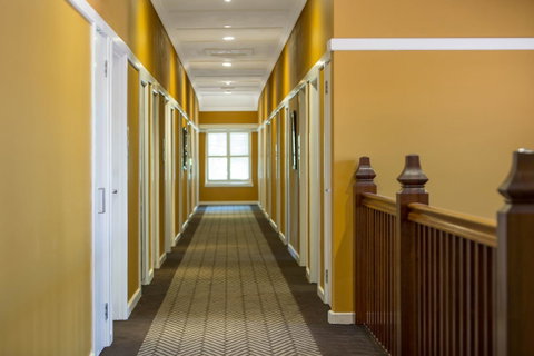 Hotel Kurrajong Canberra - Lightning Ridge Tourism 16