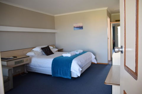 Stansbury Holiday Motel - Lightning Ridge Tourism 21