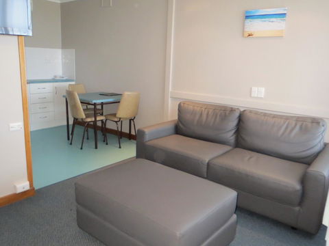Stansbury Holiday Motel - Lightning Ridge Tourism 5