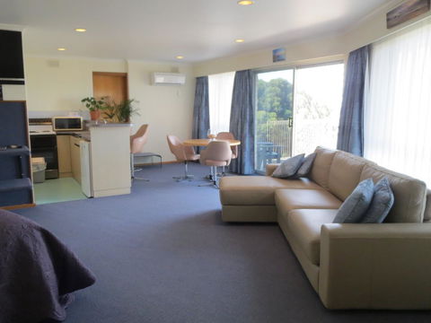 Stansbury Holiday Motel - Lightning Ridge Tourism 36