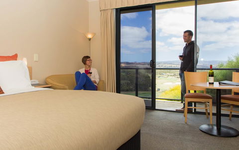 McCracken Country Club - Lightning Ridge Tourism 13