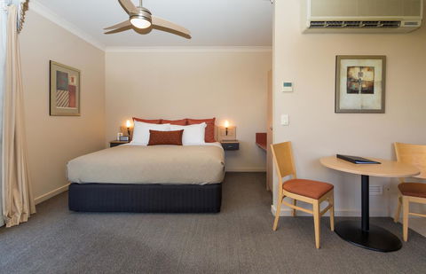 McCracken Country Club - Lightning Ridge Tourism 17