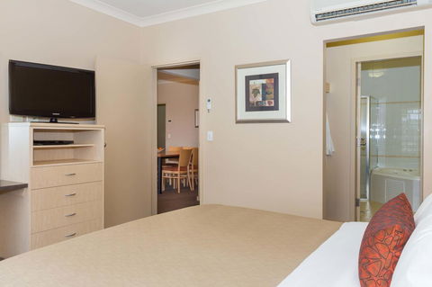 McCracken Country Club - Lightning Ridge Tourism 27