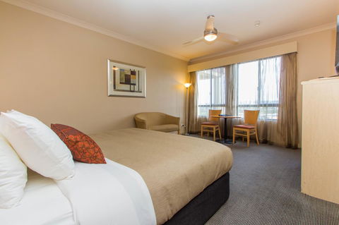 McCracken Country Club - Lightning Ridge Tourism 21