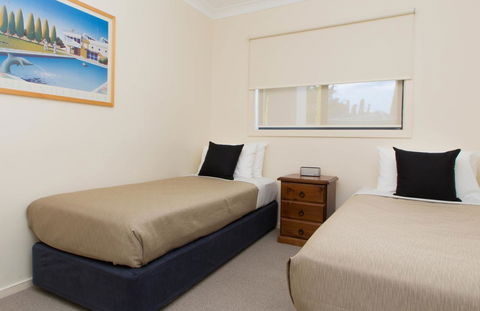 McCracken Country Club - Lightning Ridge Tourism 40