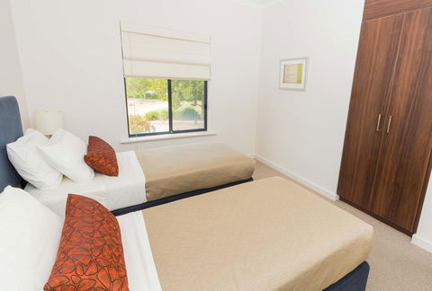 McCracken Country Club - Lightning Ridge Tourism 34