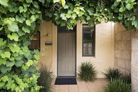 The Louise - Lightning Ridge Tourism 5
