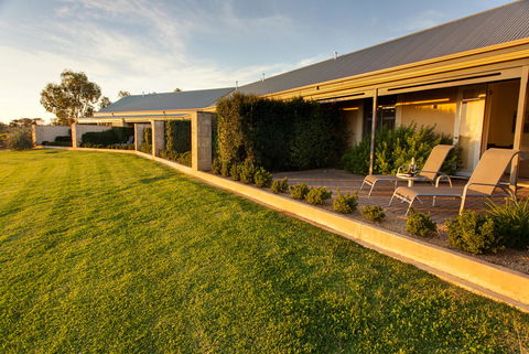 The Louise - Lightning Ridge Tourism 7