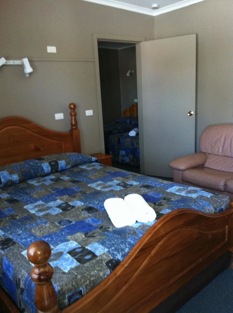 Ardeanal Motel - Lightning Ridge Tourism 12