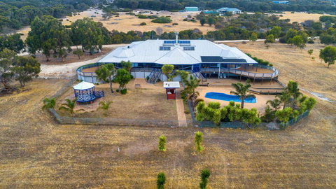 Doyles On The Bay - Lightning Ridge Tourism 2