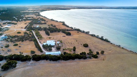 Doyles On The Bay - Lightning Ridge Tourism 4