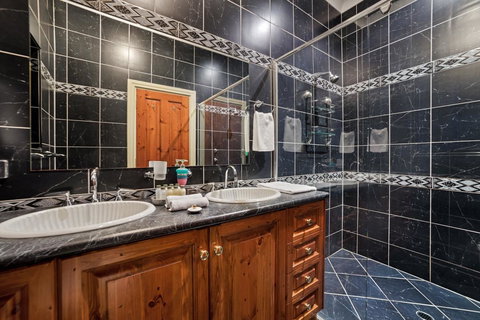 Doyles On The Bay - Lightning Ridge Tourism 27