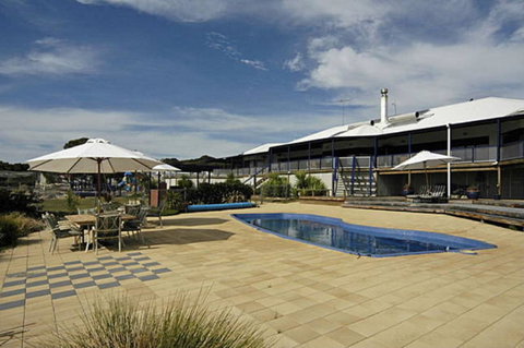 Doyles On The Bay - Lightning Ridge Tourism 5