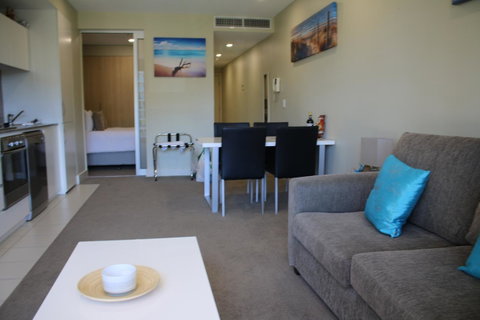 Beachside Luxury Getaway In Glenelg - Lightning Ridge Tourism 2