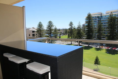 Beachside Luxury Getaway In Glenelg - Lightning Ridge Tourism 15