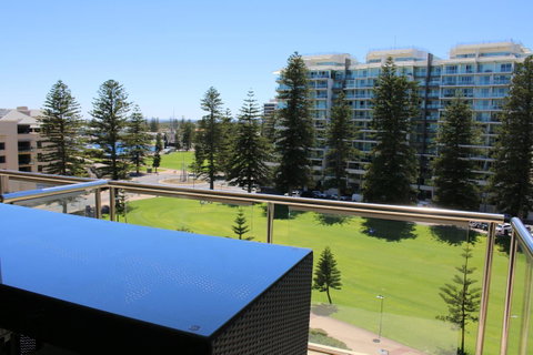 Beachside Luxury Getaway In Glenelg - Lightning Ridge Tourism 14