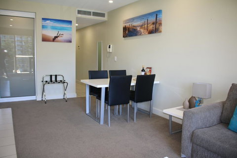 Beachside Luxury Getaway In Glenelg - Lightning Ridge Tourism 5