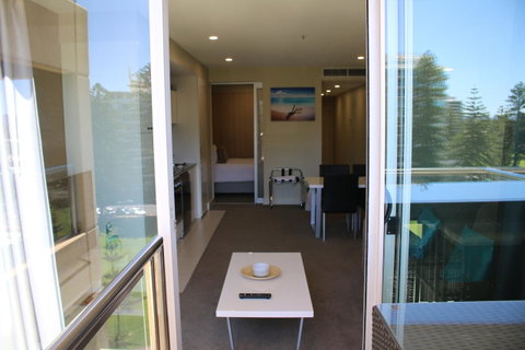 Beachside Luxury Getaway In Glenelg - Lightning Ridge Tourism 3
