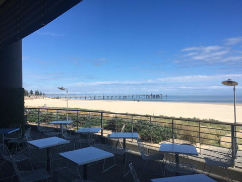 Beachside Luxury Getaway In Glenelg - Lightning Ridge Tourism 19